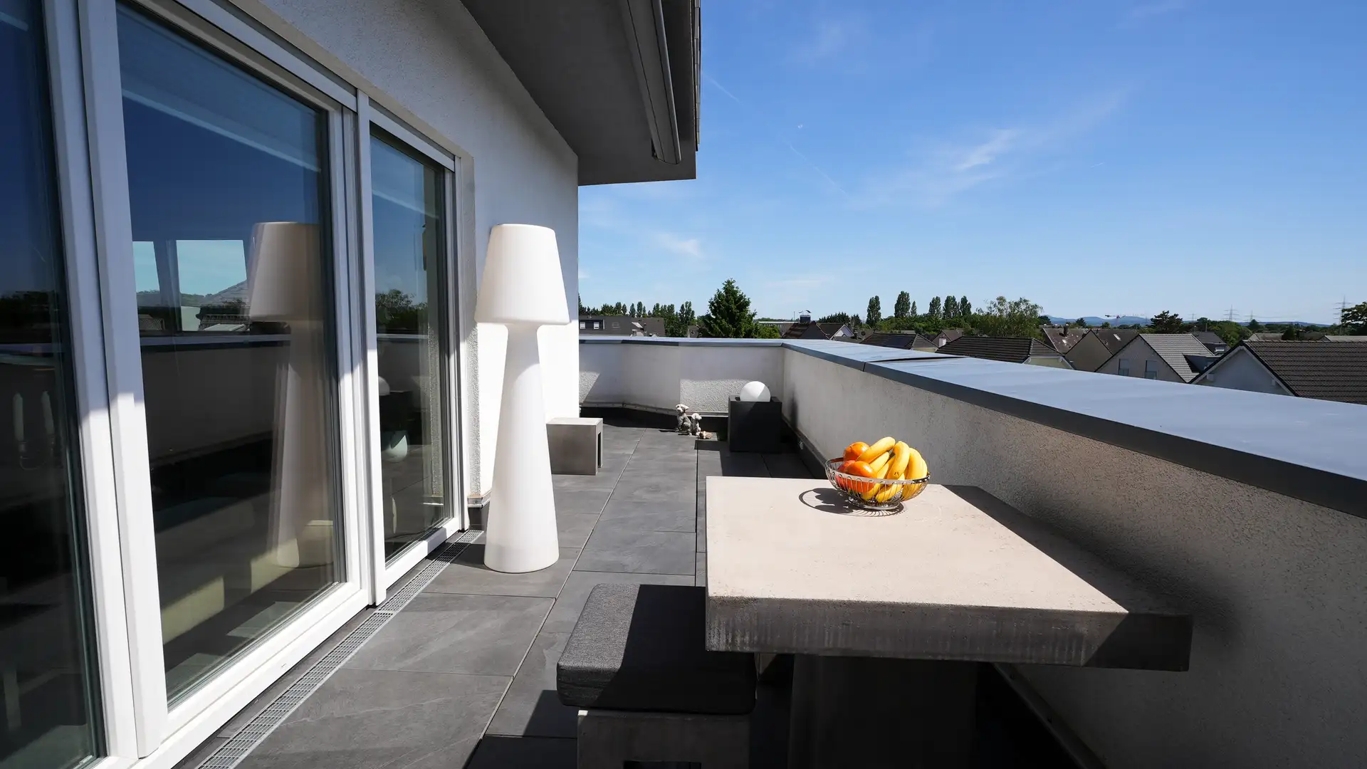 Exklusiv möbliertes Penthouse mit 2 TG-Stellplätzen und barrierefreiem Zugang
